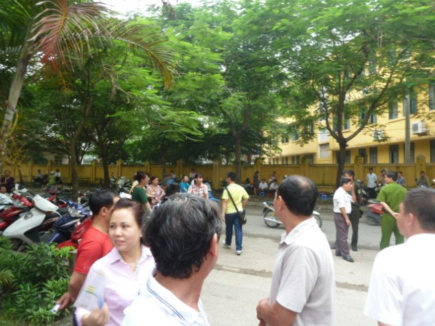 Phụ huynh lo lắng, thương cho cậu học sinh bị nhầm địa điểm thi.