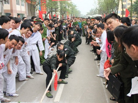 Kéo co nữ được đông đảo mọi người cổ vũ. Đây là hoạt động truyền thống của trường khối quân sự tổ chức chào mừng 8/3 Kéo co nữ được đông đảo mọi người cổ vũ. Đây là hoạt động truyền thống của trường khối quân sự tổ chức chào mừng 8/3