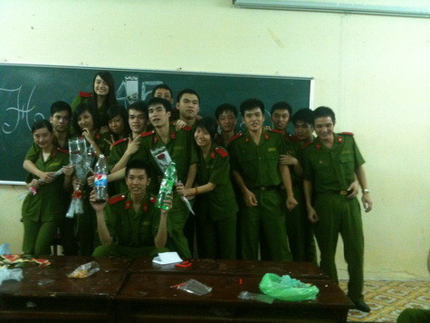 Những nam sinh trường cảnh sát có nhiều độc chiêu dành tặng con gái ngày 8/3. Những nam sinh trường cảnh sát có nhiều độc chiêu dành tặng con gái ngày 8/3.