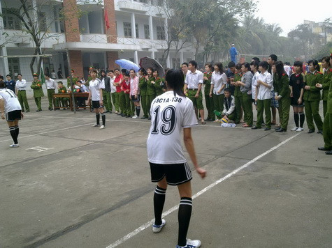 Thầy cô và các bạn nam cũng đã đội mưa để cổ vũ cho các bạn nữ xinh đẹp. Trận đấu đặc biệt này gay cấn và hào hứng của các bạn sinh viên nữ. Thầy cô và các bạn nam cũng đã đội mưa để cổ vũ cho các bạn nữ xinh đẹp. Trận đấu đặc biệt này gay cấn và hào hứng của các bạn sinh viên nữ.