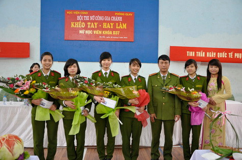 Không chỉ mạnh mẽ, khỏe khoắn trong các cuộc thi kéo co, võ thuật, các nữ sinh cảnh sát xinh đẹp còn khéo léo trong ngày hội thi nấu ăn ở trường. còn Không chỉ mạnh mẽ, khỏe khoắn trong các cuộc thi kéo co, võ thuật, các nữ sinh cảnh sát xinh đẹp còn khéo léo trong ngày hội thi nấu ăn ở trường. còn