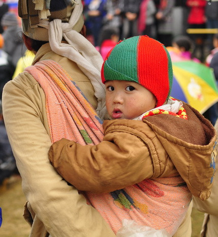 Mặc dù, đang nắm tay bố hay được mẹ địu trên lưng, nhưng những đứa bé này vẫn thẹn thùng, sợ sệt… thậm chí là nhăn mặt chực khóc vì thấy người nhìn mình chằm chằm. Mặc dù, đang nắm tay bố hay được mẹ địu trên lưng, nhưng những đứa bé này vẫn thẹn thùng, sợ sệt… thậm chí là nhăn mặt chực khóc vì thấy người nhìn mình chằm chằm.