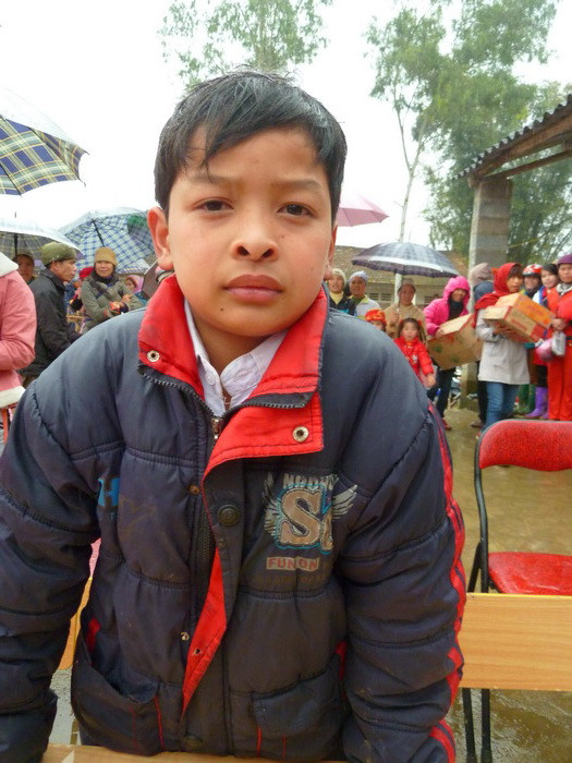 Em Nông Minh Tiến (lớp 5A trường tiểu học Chí Viễn) hàng ngày phải dậy từ 5h để đi bộ đến trường học. Em phải mất 30 phút để vượt qua con đường lầy lội bùn đất, đường rừng để tìm con chữ. Nhìn em trông già dặn hơn so với tuổi bởi ở nhà em phải chăn 3 con lợn và đỡ đần việc làm nương ngô cho bố mẹ. Em Nông Minh Tiến (lớp 5A trường tiểu học Chí Viễn) hàng ngày phải dậy từ 5h để đi bộ đến trường học. Em phải mất 30 phút để vượt qua con đường lầy lội bùn đất, đường rừng để tìm con chữ. Nhìn em trông già dặn hơn so với tuổi bởi ở nhà em phải chăn 3 con lợn và đỡ đần việc làm nương ngô cho bố mẹ.