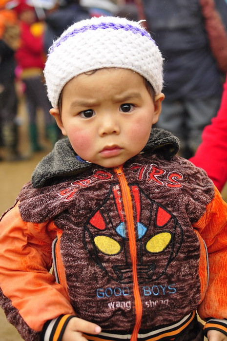 Những cậu bé, cô bé người dân tộc Tày này vẫn còn ngơ ngác, sợ sệt khi thấy người lạ - đoàn từ thiện báo Giáo dục Việt Nam lên thăm và tặng quà. Những cậu bé, cô bé người dân tộc Tày này vẫn còn ngơ ngác, sợ sệt khi thấy người lạ - đoàn từ thiện báo Giáo dục Việt Nam lên thăm và tặng quà.