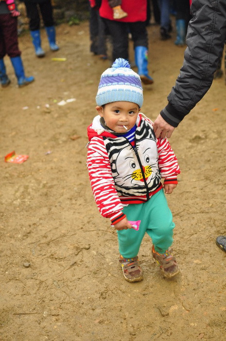 Hay là những đôi mắt tinh nghịch, nhí nhảnh, hồn nhiên đến dễ thương của những em bé vùng cao để lại nhiều ấn tượng, ám ảnh cho người trong đoàn. Hay là những đôi mắt tinh nghịch, nhí nhảnh, hồn nhiên đến dễ thương của những em bé vùng cao để lại nhiều ấn tượng, ám ảnh cho người trong đoàn.