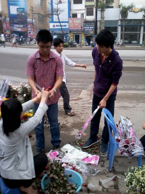Không chỉ chuẩn bị những món quà ý nghĩa cho bạn gái trong ngày đặc biệt này, những chàng trai này có tranh thủ kinh doanh hoa để có những trải nghiệm thú vị Không chỉ chuẩn bị những món quà ý nghĩa cho bạn gái trong ngày đặc biệt này, những chàng trai này có tranh thủ kinh doanh hoa để có những trải nghiệm thú vị