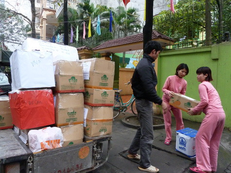Các cô giáo trường mầm non Vietkids hào hứng chuyển đồ ủng hộ ra xe, mong muốn những chiếc áo ấm, đôi dép, đồ chơi...đến tận tay các em học sinh vùng cao Chí Viễn, Cao Bằng vào ngày 3/3/2012