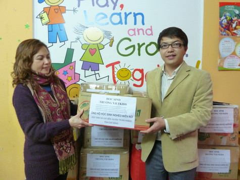 Chiều ngày 2/3, ông Phan Hồng Sơn – Trưởng phòng Hành chính, báo Điện tử Giáo dục Việt Nam đã thay mặt Báo tiếp nhận số tiền 4.200.000 đồng và quần áo, đồ chơi, sách truyện…tại trường Mầm non Vietkids.