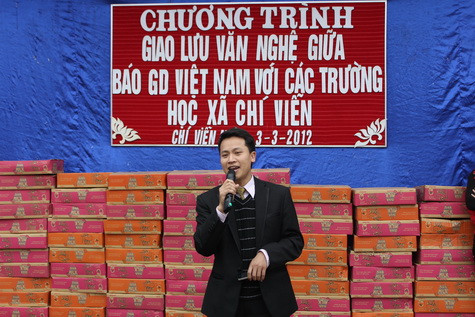 Xúc động trước hình ảnh HS không ngại mưa rét cùng giao lưu, nhà báo Bùi Ngọc Cải kể câu chuyện ý nghĩa chiếc khăn tang truyền thống đeo trên đầu của người Dao ở Cao Bằng gắn liền với những hoạt động từ thiện và một bài văn đầy xúc cảm của một học sinh lớp 4 trường tiểu học Chu Văn An có ước mơ muốn làm cô giáo từ thiện.