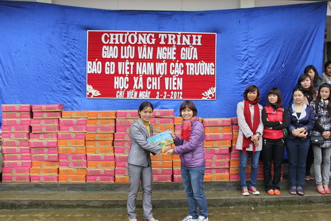 Đại diện công ty Honda Việt Nam trao tặng đồ dùng học tập cho trường Tiểu học Chí Viễn