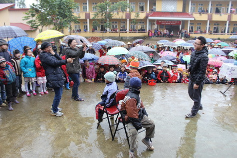 Những trò chơi vui nhộn mở màn chương trình làm xua tan đi giá rét, lạnh lẽo của núi rừng.