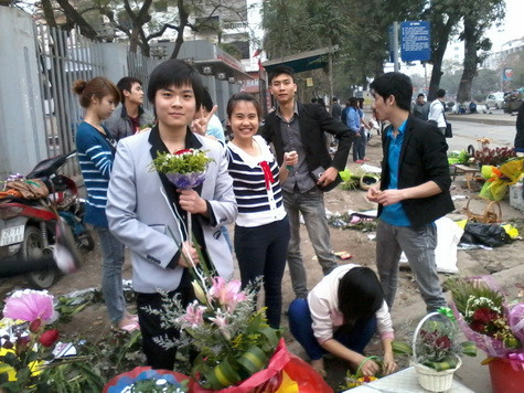 Thắng (SV năm thứ 2, Học viện Bưu chính Viễn thông) đã có ngày 8/3 vui vẻ khi cùng nhóm bạn lên kế hoạch bán hoa ngay trước cổng trường. Thắng (SV năm thứ 2, Học viện Bưu chính Viễn thông) đã có ngày 8/3 vui vẻ khi cùng nhóm bạn lên kế hoạch bán hoa ngay trước cổng trường.