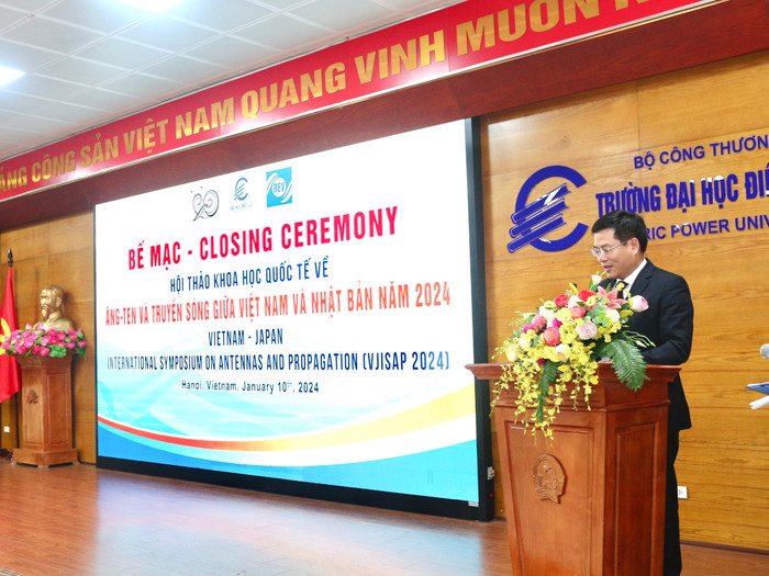 Phó Giáo sư,Tiến sĩ Nguyễn Lê Cường – Phó Hiệu trưởng Trường Đại học Điện lực phát biểu bế mạc Hội nghị.