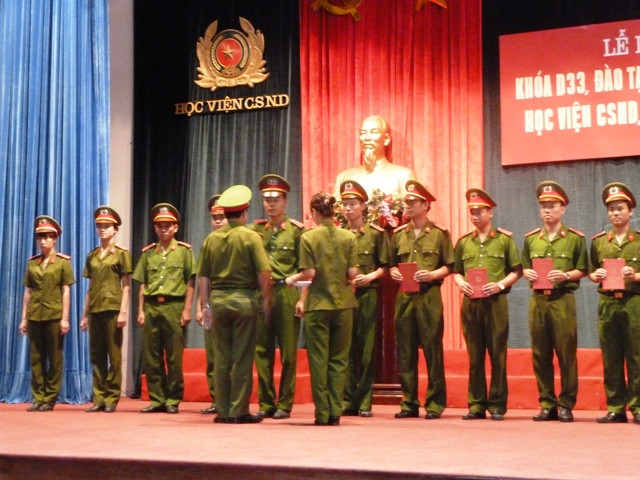 Thiếu tướng, GS.TS Nguyễn Xuân Yêm - Giám đốc Học viện Cảnh sát Nhân dân đọc quyết định công nhận 518 học viên tốt nghiệp và được phong thăng cấp bậc hàm sỹ quan, hạ sỹ quan nghiệp vụ. CHÙM ẢNH: NÉT HỒN NHIÊN CỦA CÁC BÉ KHIẾM THÍNH NGÀY TỰU TRƯỜNG BỨC TÂM THƯ XÚC ĐỘNG CỦA PHÓ GIÁO SƯ VĂN NHƯ CƯƠNG GỬI HỌC TRÒ BÉ MẦM NON NGỘ NGHĨNH ĐÁNG YÊU NGÀY ĐẦU ĐẾN TRƯỜNG RƠI NƯỚC MẮT, HỌC SINH QUỲ ĐẤT TRONG LỄ TỰU TRƯỜNG