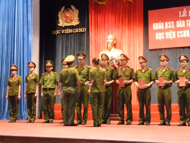 Thiếu tướng, GS.TS Nguyễn Xuân Yêm - Giám đốc Học viện Cảnh sát Nhân dân đọc quyết định công nhận 518 học viên tốt nghiệp và được phong thăng cấp bậc hàm sỹ quan, hạ sỹ quan nghiệp vụ. CHÙM ẢNH: NÉT HỒN NHIÊN CỦA CÁC BÉ KHIẾM THÍNH NGÀY TỰU TRƯỜNG BỨC TÂM THƯ XÚC ĐỘNG CỦA PHÓ GIÁO SƯ VĂN NHƯ CƯƠNG GỬI HỌC TRÒ BÉ MẦM NON NGỘ NGHĨNH ĐÁNG YÊU NGÀY ĐẦU ĐẾN TRƯỜNG RƠI NƯỚC MẮT, HỌC SINH QUỲ ĐẤT TRONG LỄ TỰU TRƯỜNG