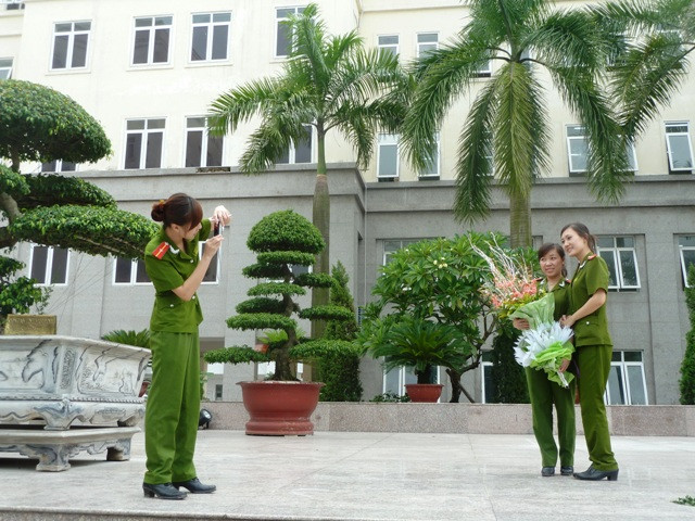 Tranh thủ chụp ảnh kỷ niệm trước khi rời xa mái trường. CHÙM ẢNH: NÉT HỒN NHIÊN CỦA CÁC BÉ KHIẾM THÍNH NGÀY TỰU TRƯỜNG BỨC TÂM THƯ XÚC ĐỘNG CỦA PHÓ GIÁO SƯ VĂN NHƯ CƯƠNG GỬI HỌC TRÒ BÉ MẦM NON NGỘ NGHĨNH ĐÁNG YÊU NGÀY ĐẦU ĐẾN TRƯỜNG RƠI NƯỚC MẮT, HỌC SINH QUỲ ĐẤT TRONG LỄ TỰU TRƯỜNG