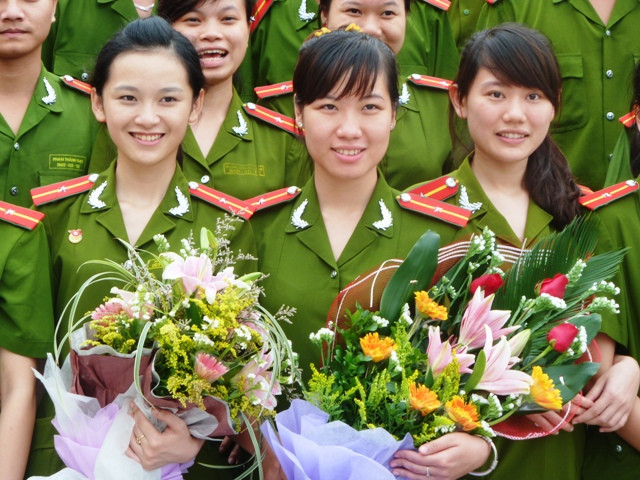 Các tân cử nhân vui mừng, phấn khởi chụp ảnh lưu niệm. CHÙM ẢNH: NÉT HỒN NHIÊN CỦA CÁC BÉ KHIẾM THÍNH NGÀY TỰU TRƯỜNG BỨC TÂM THƯ XÚC ĐỘNG CỦA PHÓ GIÁO SƯ VĂN NHƯ CƯƠNG GỬI HỌC TRÒ BÉ MẦM NON NGỘ NGHĨNH ĐÁNG YÊU NGÀY ĐẦU ĐẾN TRƯỜNG RƠI NƯỚC MẮT, HỌC SINH QUỲ ĐẤT TRONG LỄ TỰU TRƯỜNG