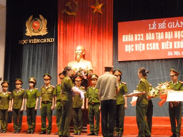 Thiếu tướng Nguyễn Xuân Yêm trao tặng hoa, bằng cho 11 học viên tốt nghiệp loại giỏi của khóa D33. CHÙM ẢNH: NÉT HỒN NHIÊN CỦA CÁC BÉ KHIẾM THÍNH NGÀY TỰU TRƯỜNG BỨC TÂM THƯ XÚC ĐỘNG CỦA PHÓ GIÁO SƯ VĂN NHƯ CƯƠNG GỬI HỌC TRÒ BÉ MẦM NON NGỘ NGHĨNH ĐÁNG YÊU NGÀY ĐẦU ĐẾN TRƯỜNG RƠI NƯỚC MẮT, HỌC SINH QUỲ ĐẤT TRONG LỄ TỰU TRƯỜNG