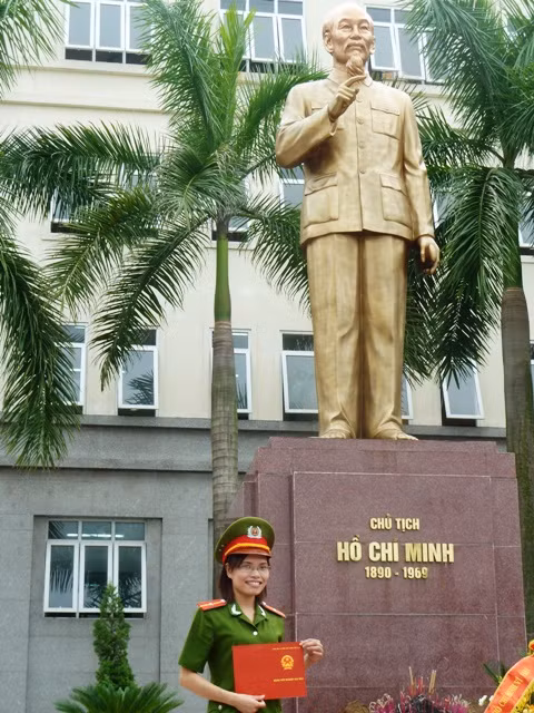 Mỗi học viên Học viện Cảnh sát tự hào, hãnh diện nhận bằng tốt nghiệp, mang trên vai trọng trách đóng góp một phần vào việc giữ gìn, bảo vệ tô quốc, giữ gìn trật tự an ninh. CHÙM ẢNH: NÉT HỒN NHIÊN CỦA CÁC BÉ KHIẾM THÍNH NGÀY TỰU TRƯỜNG BỨC TÂM THƯ XÚC ĐỘNG CỦA PHÓ GIÁO SƯ VĂN NHƯ CƯƠNG GỬI HỌC TRÒ BÉ MẦM NON NGỘ NGHĨNH ĐÁNG YÊU NGÀY ĐẦU ĐẾN TRƯỜNG RƠI NƯỚC MẮT, HỌC SINH QUỲ ĐẤT TRONG LỄ TỰU TRƯỜNG