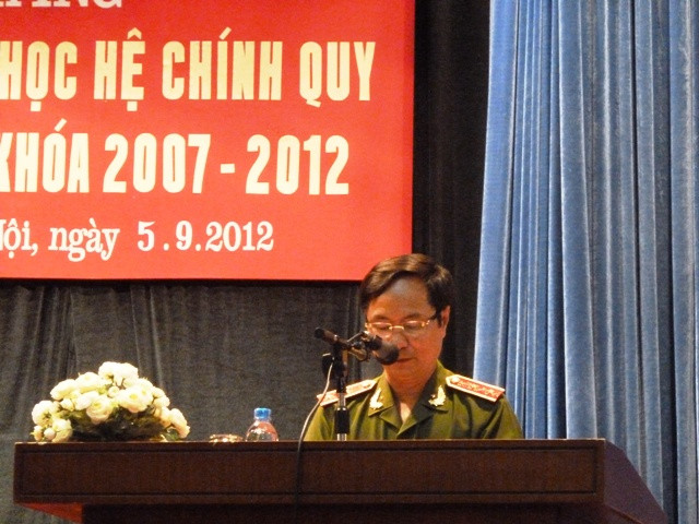 Phát biểu tại buổi lễ, Trung tướng Phạm Quý Ngọ - Thứ trưởng Bộ Công An nhiệt liệt biểu dương thành tích đạt được trong 5 năm qua của Học viện và thay mặt Đảng Uỷ chúc các tân cử nhân cảnh sát thành công trên mọi lĩnh vực. Thứ trưởng căn dặn: “Mỗi sỹ quan ra trường cần phải thường xuyên học tập, rèn luyện; nghiêm chỉnh chấp hành sự phân công của tổ chức, giữ vững bản lĩnh chính trị”. CHÙM ẢNH: NÉT HỒN NHIÊN CỦA CÁC BÉ KHIẾM THÍNH NGÀY TỰU TRƯỜNG BỨC TÂM THƯ XÚC ĐỘNG CỦA PHÓ GIÁO SƯ VĂN NHƯ CƯƠNG GỬI HỌC TRÒ BÉ MẦM NON NGỘ NGHĨNH ĐÁNG YÊU NGÀY ĐẦU ĐẾN TRƯỜNG RƠI NƯỚC MẮT, HỌC SINH QUỲ ĐẤT TRONG LỄ TỰU TRƯỜNG