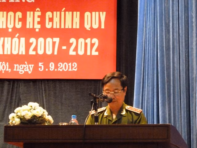 Phát biểu tại buổi lễ, Trung tướng Phạm Quý Ngọ - Thứ trưởng Bộ Công An nhiệt liệt biểu dương thành tích đạt được trong 5 năm qua của Học viện và thay mặt Đảng Uỷ chúc các tân cử nhân cảnh sát thành công trên mọi lĩnh vực. Thứ trưởng căn dặn: “Mỗi sỹ quan ra trường cần phải thường xuyên học tập, rèn luyện; nghiêm chỉnh chấp hành sự phân công của tổ chức, giữ vững bản lĩnh chính trị”. CHÙM ẢNH: NÉT HỒN NHIÊN CỦA CÁC BÉ KHIẾM THÍNH NGÀY TỰU TRƯỜNG BỨC TÂM THƯ XÚC ĐỘNG CỦA PHÓ GIÁO SƯ VĂN NHƯ CƯƠNG GỬI HỌC TRÒ BÉ MẦM NON NGỘ NGHĨNH ĐÁNG YÊU NGÀY ĐẦU ĐẾN TRƯỜNG RƠI NƯỚC MẮT, HỌC SINH QUỲ ĐẤT TRONG LỄ TỰU TRƯỜNG