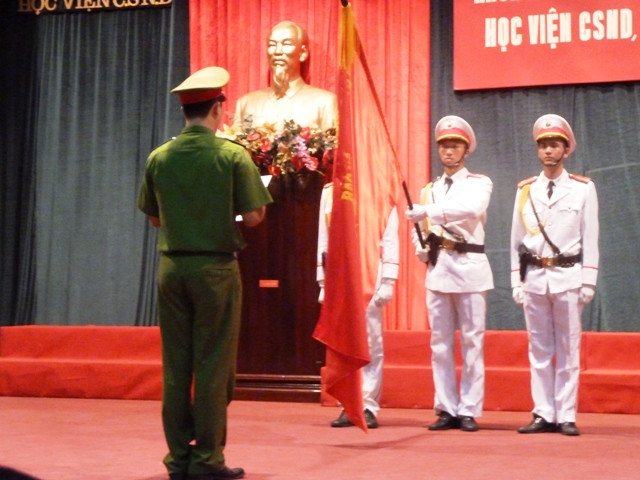 Một sinh viên đại diện của khóa trang trọng tuyên thệ trước lá cờ đỏ sao vàng. CHÙM ẢNH: NÉT HỒN NHIÊN CỦA CÁC BÉ KHIẾM THÍNH NGÀY TỰU TRƯỜNG BỨC TÂM THƯ XÚC ĐỘNG CỦA PHÓ GIÁO SƯ VĂN NHƯ CƯƠNG GỬI HỌC TRÒ BÉ MẦM NON NGỘ NGHĨNH ĐÁNG YÊU NGÀY ĐẦU ĐẾN TRƯỜNG RƠI NƯỚC MẮT, HỌC SINH QUỲ ĐẤT TRONG LỄ TỰU TRƯỜNG