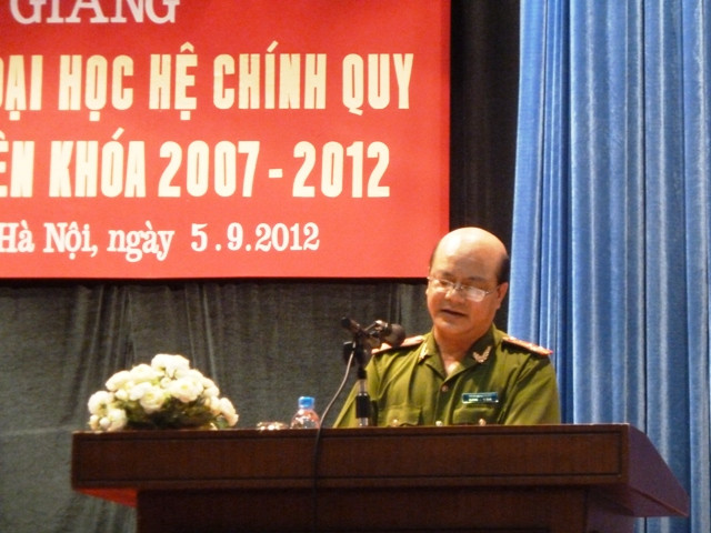 Phó Giám đốc Học viện, Đại tá Trần Minh Chất nói: “Tôi biểu dương tinh thần học tập của học viên D33. Từ hôm nay, các đồng chí chính thức trở thành sỹ quan nhân dân. Người chiến sỹ phải năng động sáng tạo, xây dựng lòng tin với đồng đội, với nhân dân. Tôi luôn tin tưởng các đồng chí sẽ phát huy những gì đã được học để xứng đáng là học viên Học viện Cảnh sát Nhân dân”. CHÙM ẢNH: NÉT HỒN NHIÊN CỦA CÁC BÉ KHIẾM THÍNH NGÀY TỰU TRƯỜNG BỨC TÂM THƯ XÚC ĐỘNG CỦA PHÓ GIÁO SƯ VĂN NHƯ CƯƠNG GỬI HỌC TRÒ BÉ MẦM NON NGỘ NGHĨNH ĐÁNG YÊU NGÀY ĐẦU ĐẾN TRƯỜNG RƠI NƯỚC MẮT, HỌC SINH QUỲ ĐẤT TRONG LỄ TỰU TRƯỜNG