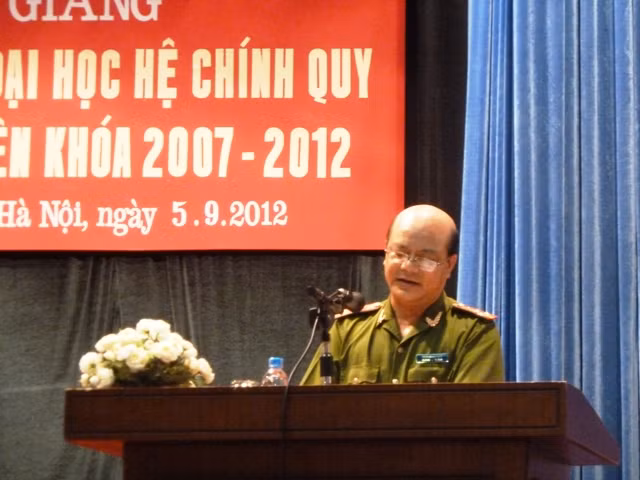 Phó Giám đốc Học viện, Đại tá Trần Minh Chất nói: “Tôi biểu dương tinh thần học tập của học viên D33. Từ hôm nay, các đồng chí chính thức trở thành sỹ quan nhân dân. Người chiến sỹ phải năng động sáng tạo, xây dựng lòng tin với đồng đội, với nhân dân. Tôi luôn tin tưởng các đồng chí sẽ phát huy những gì đã được học để xứng đáng là học viên Học viện Cảnh sát Nhân dân”. CHÙM ẢNH: NÉT HỒN NHIÊN CỦA CÁC BÉ KHIẾM THÍNH NGÀY TỰU TRƯỜNG BỨC TÂM THƯ XÚC ĐỘNG CỦA PHÓ GIÁO SƯ VĂN NHƯ CƯƠNG GỬI HỌC TRÒ BÉ MẦM NON NGỘ NGHĨNH ĐÁNG YÊU NGÀY ĐẦU ĐẾN TRƯỜNG RƠI NƯỚC MẮT, HỌC SINH QUỲ ĐẤT TRONG LỄ TỰU TRƯỜNG