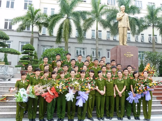 Cả khóa có hơn 400 học viên được kết nạp Đảng viên Đảng Cộng sản Việt Nam. CHÙM ẢNH: NÉT HỒN NHIÊN CỦA CÁC BÉ KHIẾM THÍNH NGÀY TỰU TRƯỜNG BỨC TÂM THƯ XÚC ĐỘNG CỦA PHÓ GIÁO SƯ VĂN NHƯ CƯƠNG GỬI HỌC TRÒ BÉ MẦM NON NGỘ NGHĨNH ĐÁNG YÊU NGÀY ĐẦU ĐẾN TRƯỜNG RƠI NƯỚC MẮT, HỌC SINH QUỲ ĐẤT TRONG LỄ TỰU TRƯỜNG