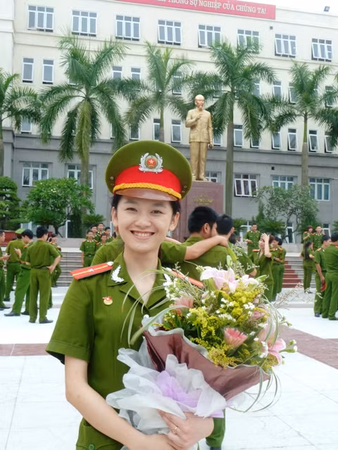 Thủ khoa Học viện Cảnh sát Nhân dân, Ngô Thị Bích Thu vô cùng vui mừng và tự hào vì 5 năm gắn bó, rèn luyện dưới ngôi trường này. CHÙM ẢNH: NÉT HỒN NHIÊN CỦA CÁC BÉ KHIẾM THÍNH NGÀY TỰU TRƯỜNG BỨC TÂM THƯ XÚC ĐỘNG CỦA PHÓ GIÁO SƯ VĂN NHƯ CƯƠNG GỬI HỌC TRÒ BÉ MẦM NON NGỘ NGHĨNH ĐÁNG YÊU NGÀY ĐẦU ĐẾN TRƯỜNG RƠI NƯỚC MẮT, HỌC SINH QUỲ ĐẤT TRONG LỄ TỰU TRƯỜNG