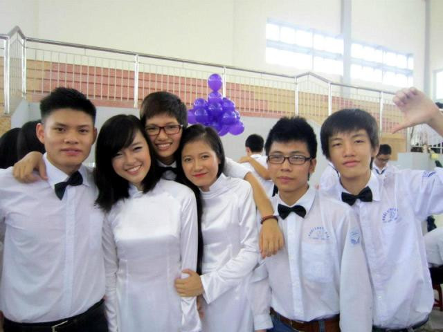 Theo Nguyễn Thị Hương (thứ 3 từ phải sang) thủ khoa khối C, ĐH Luật 26 điểm (Văn: 8.75; Sử: 8.5; Địa: 8.75) thì để trở thành một luật sư giỏi cần phải có bản lĩnh và lòng nhiệt huyết. Theo Nguyễn Thị Hương (thứ 3 từ phải sang) thủ khoa khối C, ĐH Luật 26 điểm (Văn: 8.75; Sử: 8.5; Địa: 8.75) thì để trở thành một luật sư giỏi cần phải có bản lĩnh và lòng nhiệt huyết.