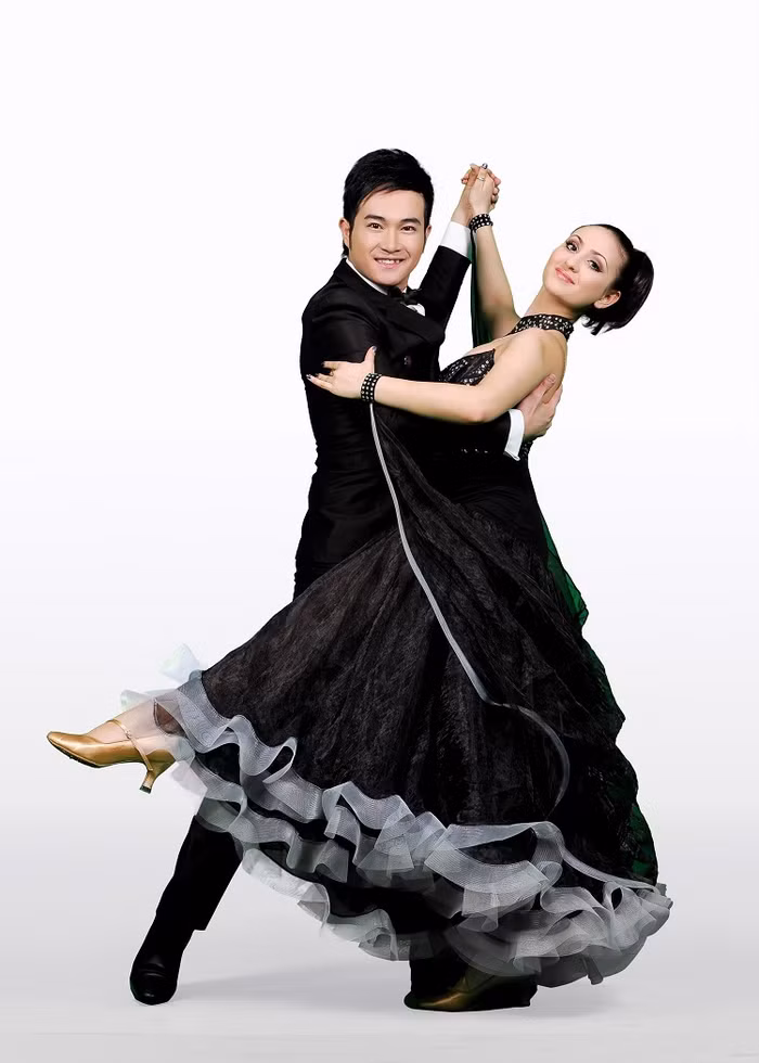 Minh Quân một lần nữa lại đọ sức cùng Quách Ngọc Ngoan. Minh Quân và Nikoleta Ilkova Petrova số báo danh 06 >> Vẻ đẹp cực gợi cảm 5 mỹ nữ Bước nhảy Hoàn vũ 2012 >> Nam Thành bế bổng nữ vũ công nước ngoài