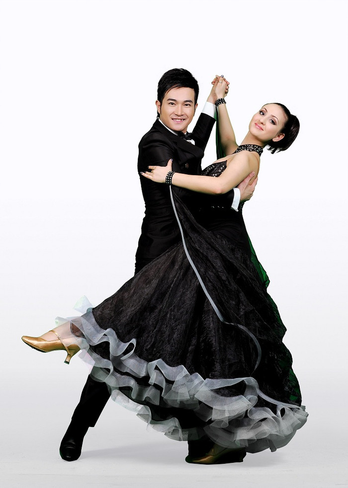 Minh Quân một lần nữa lại đọ sức cùng Quách Ngọc Ngoan. Minh Quân và Nikoleta Ilkova Petrova số báo danh 06 >> Vẻ đẹp cực gợi cảm 5 mỹ nữ Bước nhảy Hoàn vũ 2012 >> Nam Thành bế bổng nữ vũ công nước ngoài