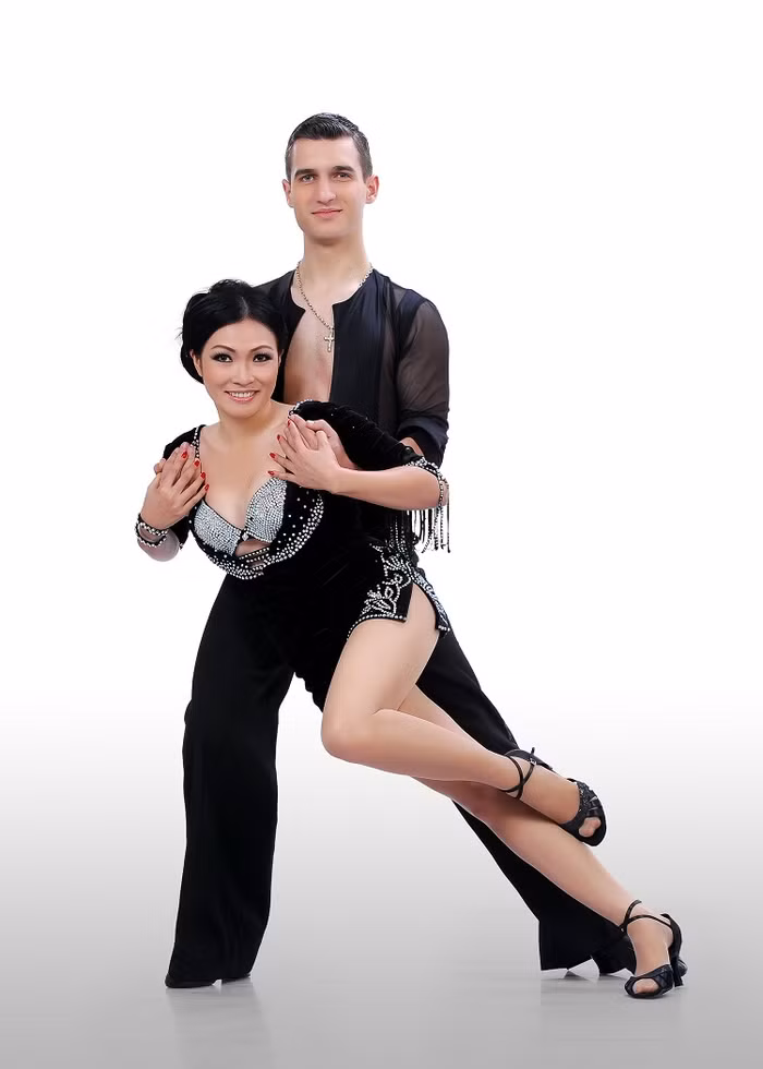 Nhiều tuổi hơn cả trong nhóm nữ ngôi sao nhưng Phương Thanh lại sở hữu phong cách biểu diễn ngùn ngụt lửa mỗi khi lên sâu khấu ca nhạc. Phương Thanh và Ivan Nedyalkov Raikov số báo danh 03 >> Vẻ đẹp cực gợi cảm 5 mỹ nữ Bước nhảy Hoàn vũ 2012 >> Nam Thành bế bổng nữ vũ công nước ngoài