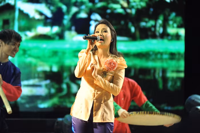 Cẩm Ly vẫn luôn dịu dàng với những bài hát mang âm hưởng dân ca, khán giả ủng hộ nhiệt tình cho bài hát "Cho đá nở hoa"