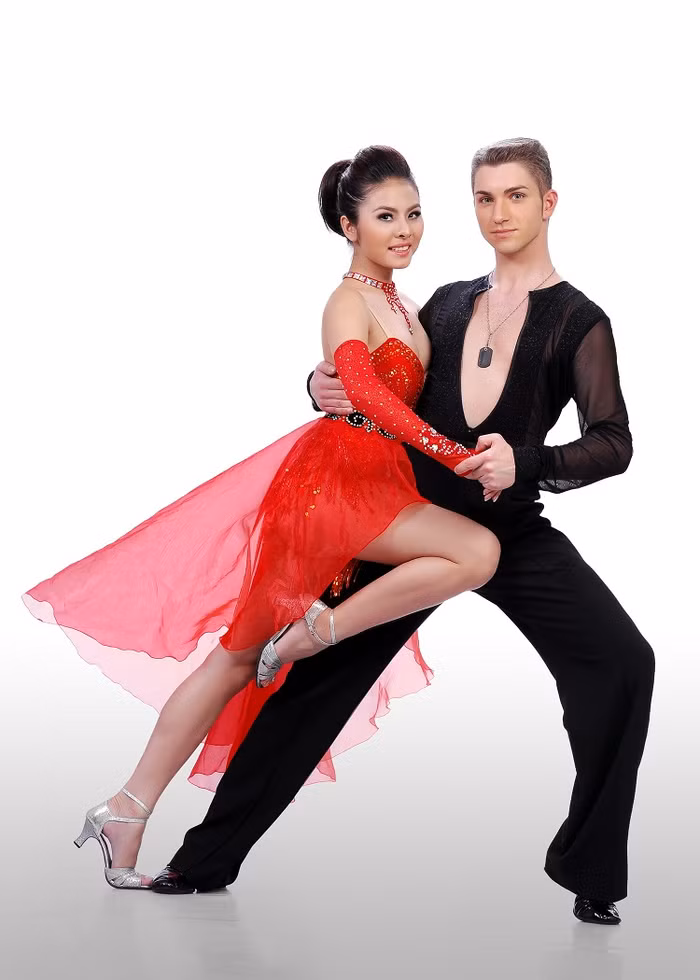 Vân Trang có thể sẽ là "đối thủ" theo sát Minh Hằng vì vừa có thân hình đẹp vừa tiềm ẩn yếu tố bất ngờ. Vân Trang và Vasil Stoyanov Yovchev số báo danh 08 >> Vẻ đẹp cực gợi cảm 5 mỹ nữ Bước nhảy Hoàn vũ 2012 >> Nam Thành bế bổng nữ vũ công nước ngoài