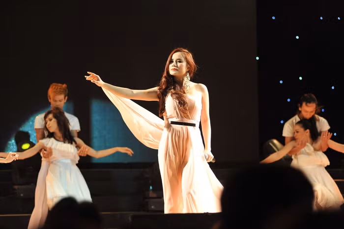 Vy Oanh sau scandal xe tiền tỷ ngày càng dễ thương và tự tin hơn