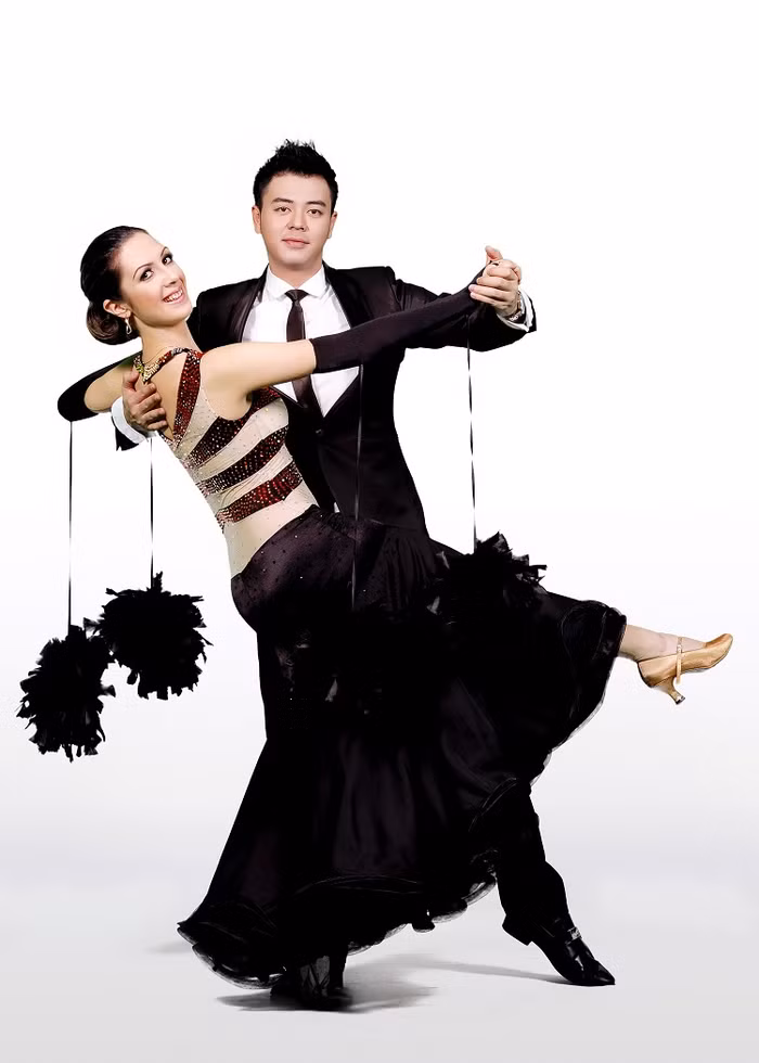 MC Tuấn Tú tỏ ra rất hào hứng trong những ngày chuẩn bị cho đêm ra mắt. Tuấn Tú và Vesela Kostadinova Nedyalkova số báo danh 02 >> Vẻ đẹp cực gợi cảm 5 mỹ nữ Bước nhảy Hoàn vũ 2012 >> Nam Thành bế bổng nữ vũ công nước ngoài