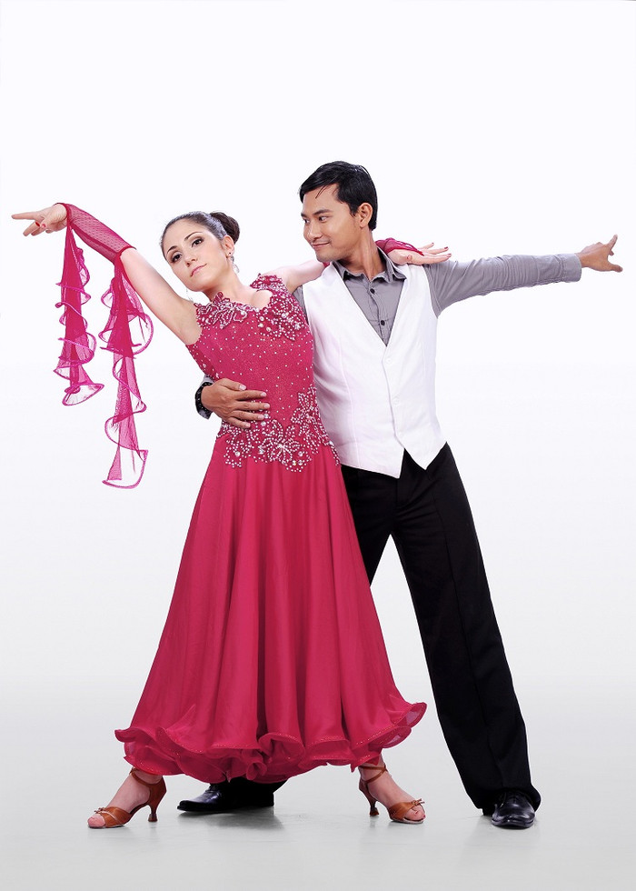 Anh chàng Huỳnh Đông khá lịch lãm bên cạnh bạn nhảy Huỳnh Đông và Rusina Boncheva Stefanova số báo danh 04 >> Vẻ đẹp cực gợi cảm 5 mỹ nữ Bước nhảy Hoàn vũ 2012 >> Nam Thành bế bổng nữ vũ công nước ngoài