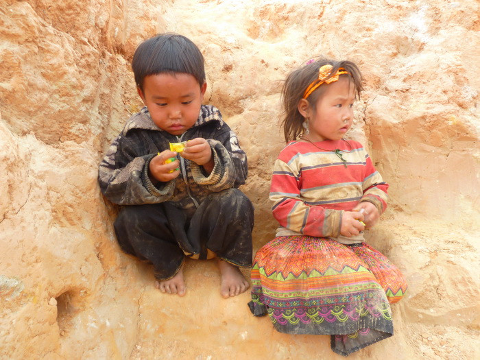 Đối với chúng, quần áo ấm, đôi tất ấm, đôi dép tử tế…là thứ gì đó xa xỉ; những bữa ăn có thịt, có cá là những đồ ăn “sang” mà chúng luôn thèm…, đèn điện sáng trưng là điều mà chúng chưa bao giờ thấy và cái sự học ở xã Xà Hồ còn quá chông gai...