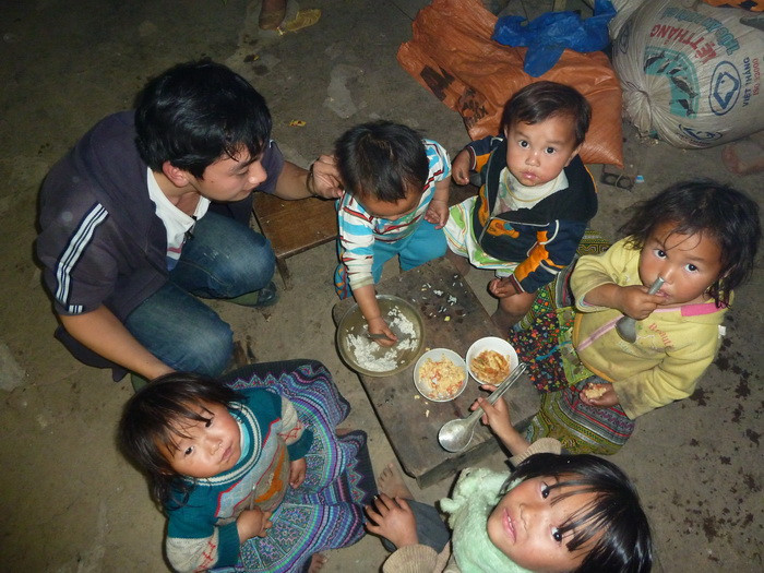 Xã Xà Hồ huyện Trạm Tấu hiện có 468 hộ với hơn 2.800 khẩu sinh sống, trong đó có 80% là người Mông. Là một xã vùng cao, có hoàn cảnh đặc biệt khó khăn của tỉnh Yên Bái. Nguồn thu chủ yếu của người dân nơi đây là trồng lúa, trồng ngô.