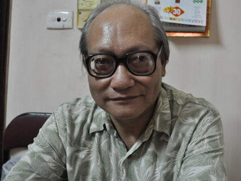 2. Thầy Lê Phạm Hùng - Nguyên là giáo viên chuyên Văn trường THPT Chuyên Hà Nội – Amsterdam. Thầy công tác tại trường từ năm 1985 – 2008. - Đã có gần 30 năm ôn luyện đội tuyển Văn và có nhiều em đạt giải cao trong các cuộc thi học sinh quốc gia và đại học. - Thầy đã viết một số sách Văn do Nhà Xuất bản Giáo dục xuất bản. - Hiện thầy đã về hưu và dạy kèm cho học sinh cấp 2 tại nhà: 194 Hoàng Hoa Thám.