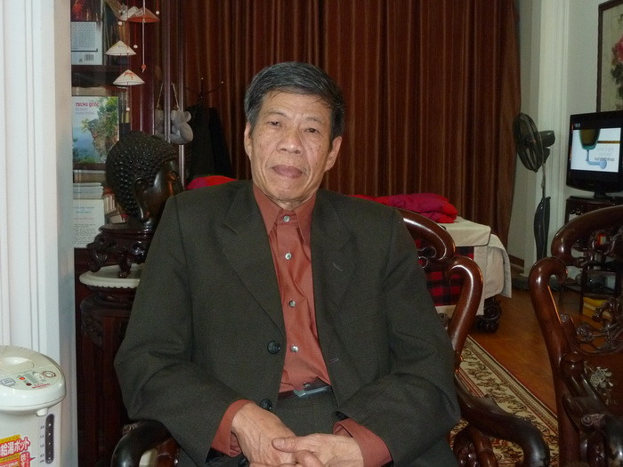 1. Thầy Đỗ Văn Thái - Nguyên giáo viên Văn Trường chuyên Hà Nội – Amsterdam, 40 năm kinh nghiệm giảng dạy Văn ôn thi đại học, quốc gia. - Có nhiều học sinh đạt Học sinh giỏi, Học sinh giỏi Văn Thành phố. - Nhiều học sinh có học vị Tiến sĩ, giảng viên các trường ĐH nước ngoài. Ví dụ như PGS.TS Toán Lý nữ đầu tiên Phan Thị Hà Dương, hiện đang giảng dạy tại Pháp. - Đạt nhiều danh hiệu cao quý: Giáo viên giỏi cấp Thành phố, Chiến sĩ thi đua, Giấy khen, bằng khen các cấp. - Hiện thầy ôn luyện Văn tại 72 Hàng Bông, Hà Nội.