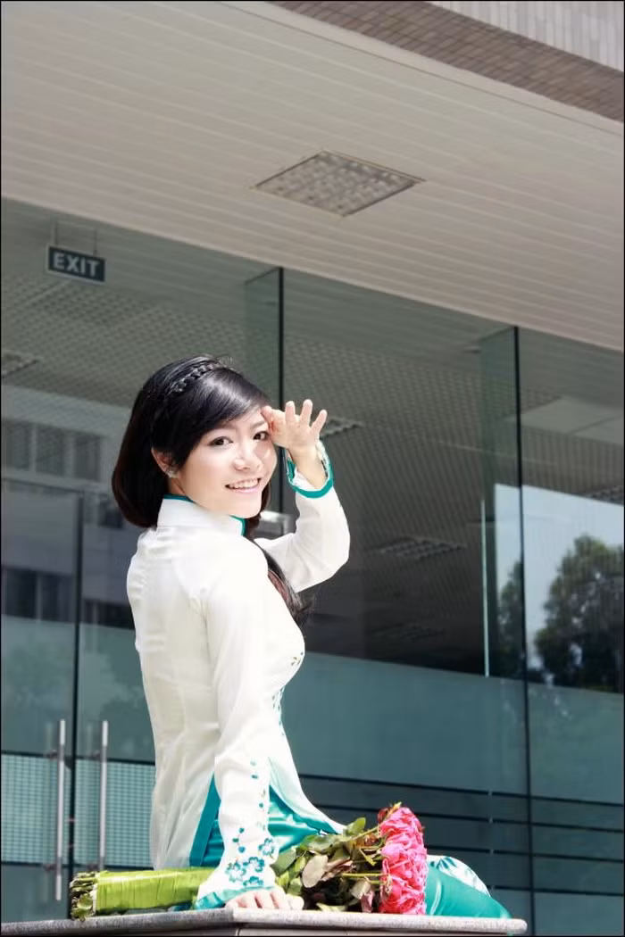 Không chỉ học giỏi, Cẩm Nhung còn biết đánh đàn piano từ lúc 5 tuổi. Và sở trường của Nhung là đánh đàn, chụp ảnh và làm bánh.