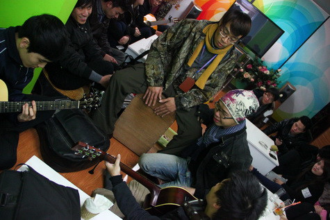 Cuộc thi thu hút 420 đơn đăng ký của các bạn sinh viên đến từ trường đại học, cao đẳng ở Hà Nội. Show ya là nơi các cá tính được thể hiện đam mê âm nhạc, khẳng định chính mình. Cuộc thi thu hút 420 đơn đăng ký của các bạn sinh viên đến từ trường đại học, cao đẳng ở Hà Nội. Show ya là nơi các cá tính được thể hiện đam mê âm nhạc, khẳng định chính mình.