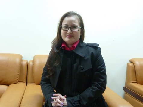 4. Thạc sỹ Đỗ Tú Oanh - Hiện cô là tổ trưởng tổ Văn trường THPT Amsterdam. Đã có 20 năm công tác tại trường. - Cô đã có nhiều năm lãnh đội chuyên Văn thi Học sinh giỏi Quốc gia và có nhiều học sinh giành được giải cao. Năm 2005 có 1 giải nhất, 5 giải nhì và 3 giải 3, 1 giải khuyến khích. Đặc biệt, Lê Khánh Chi (12 chuyên Văn Amsterdam ) đoạt giải nhất quốc gia và thủ khoa đại học Ngoại thương 2004. - Nhiều học trò của cô đã giành học bổng du học và đỗ cao trong các kỳ thi đại học vào các trường danh tiếng. - Phong cách dạy: Mở rộng khoảng trống tư duy,sáng tạo, hướng đi mới từ tác phẩm cho học sinh chứ không áp đặt, khuôn mẫu để phát huy được thế mạnh , tố chất của từng học sinh. - Cô thường đưa ra các chuyên đề để trao đổi giữa trò và thầy. Từ lớp 10, cô dạy các học sinh lý luận văn học, lịch sử văn học để các em có nhìn tổng thể hơn từ đó đam mê và hiểu sâu hơn. - Đối với việc ôn luyện Văn thi đại học, cô Tú Oanh nói rằng chỉ cần truyền cho các em chắc kiến thức cơ bản trong sách giáo khoa và phải hệ thống ngay từ lớp 10. - Nhận xét về cô giáo, Hạnh Lê (cựu HS chuyên Văn Amsterdam) đạt giải Nhất Văn Quốc gia năm 2009 nói: “Cách dạy của cô rất khác biệt: khiến bọn em thoải mái tự tin bộc lộ cái tôi, tôn trọng những suy nghĩ của học trò”.