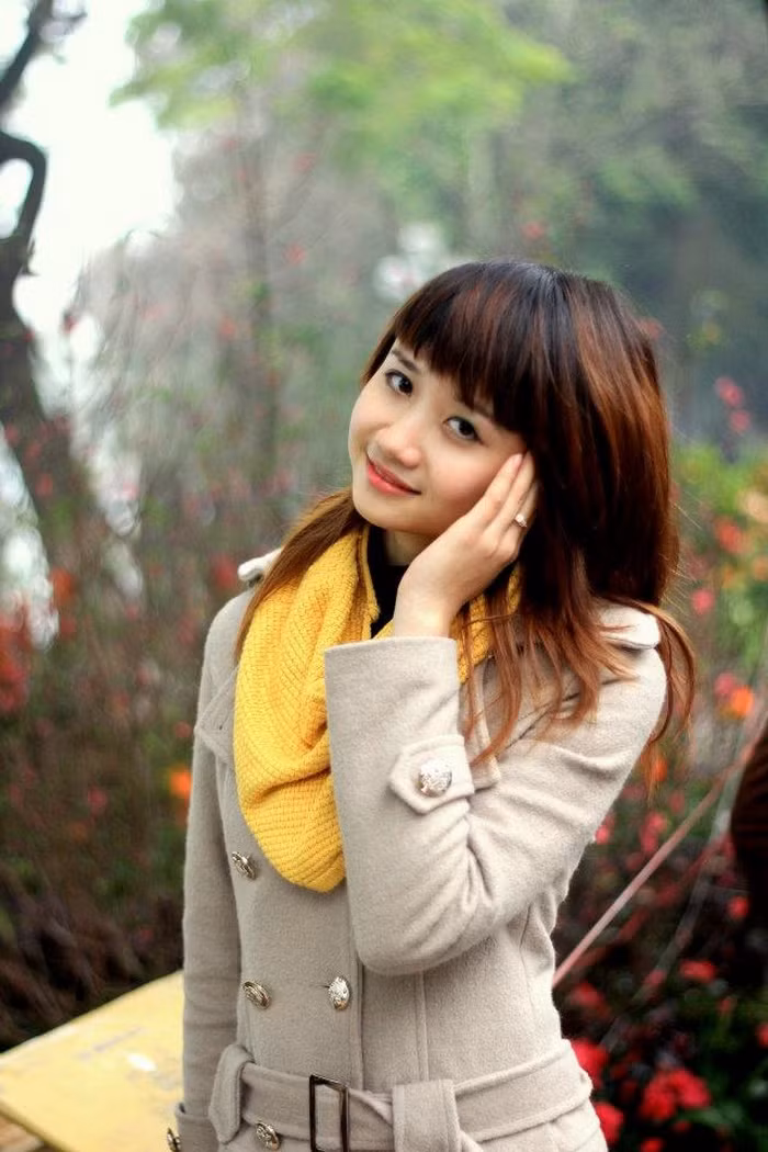 Bùi Thị Hà (SV năm 3 khoa Kiến trúc Công trình, Đại học Dân lập Phương Đông). Sở hữu một khuôn mặt bầu bĩnh, làn da trắng hồng tự nhiên, đôi mắt tròn to, cô gái dễ thương mê vẽ vời này làm mê đắm bao người.