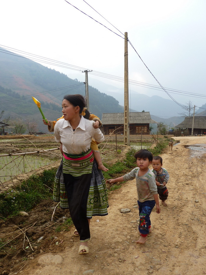 Ở Xà Hồ, trẻ 5 – 6 tuổi đã đi bộ theo mẹ lên rừng, đi chợ xa. Vì địa hình hiểm trở và gia đình không có điều kiện, nên chủ yếu hết lớp 6 những đứa trẻ xã nghèo này phải nghỉ học để giúp việc gia đình như chăn trâu, rẫy sắn, địu ngô…