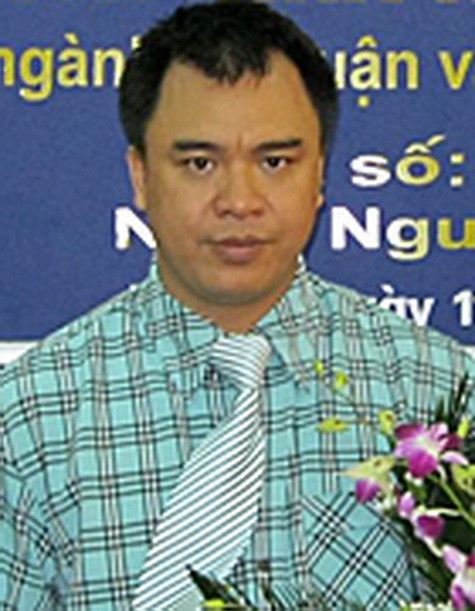 5. Thầy Nguyễn Quốc Hưởng - Thầy tốt nghiệp khoa Văn, Khoa Văn học, trường ĐH Khoa học xã hội và Nhân văn. Hiện thầy là giảng viên trường Học viện Hành chính. - Trên 10 năm ôn luyện Văn đại học và có tỷ lệ học sinh đỗ đại học cao. - Giọng văn có lửa, thầy đã thu hút được nhiều cung bậc cảm xúc của học sinh.Với phương châm học văn là học làm người, thầy rất nghiêm túc trong giảng dạy và có yêu cầu rất cao với học sinh. Nhiều thế hệ học sinh không chỉ đạt điểm môn văn cao mà đã hoàn thiện mình, thêm bản lĩnh sống và tư tưởng sống tích cực, đúng đắn. - Những học trò nhận xét thầy là thầy dạy văn nhiệt tình, có trách nhiệm và có kiến thức rộng. Bài giảng và phong cách dạy của thầy cực kì thu hút và lôi cuốn. Giờ giảng của thầy luôn luôn đầy ắp tiếng cười bởi phong cách nói chuyện dí dỏm của thầy, nhưng thầy cũng là người đặc biệt khó tính và nghiêm túc trong công việc.