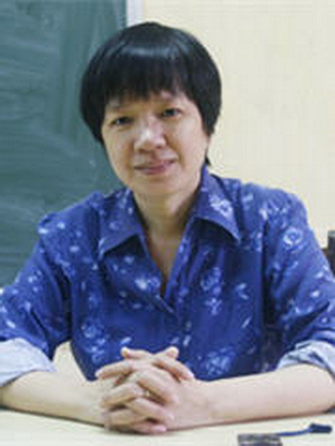 3. Tiến sĩ Văn học Trịnh Thu Tuyết - Giải Nhất thi Giáo viên giỏi môn Ngữ văn thành phố Hà Nội năm 2004. - Giáo viên dạy môn Ngữ văn tại trường THPT Chu Văn An - Có trên 30 năm kinh nghiệm luyện thi đại học, cao đẳng môn Ngữ văn và nhiều học sinh đỗ đại học với số điểm cao tại các trường đại học danh tiếng trên cả nước . - Cô có nhiều công trình nghiên cứu và xuất bản thành sách như Tài liệu tự chọn và nâng cao Ngữ văn 11 (NXB Giáo dục -2007);Tài liệu tự chọn và nâng cao Ngữ văn 12 (NXB Giáo dục -2008); Ôn tập và tự kiểm tra đánh giá Ngữ văn lớp 7 (NXB Giáo dục - 2009).